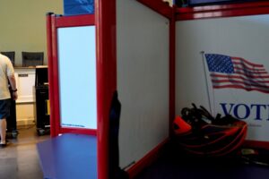 Newsmax sa vyhýba súdnemu procesu s 67-miliónovým vyrovnaním kvôli falošným tvrd...