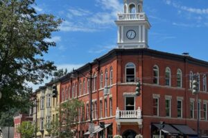 Miles „Burt“ Marshall, 73-ročný obyvateľ štátu New York, obžalovaný ...