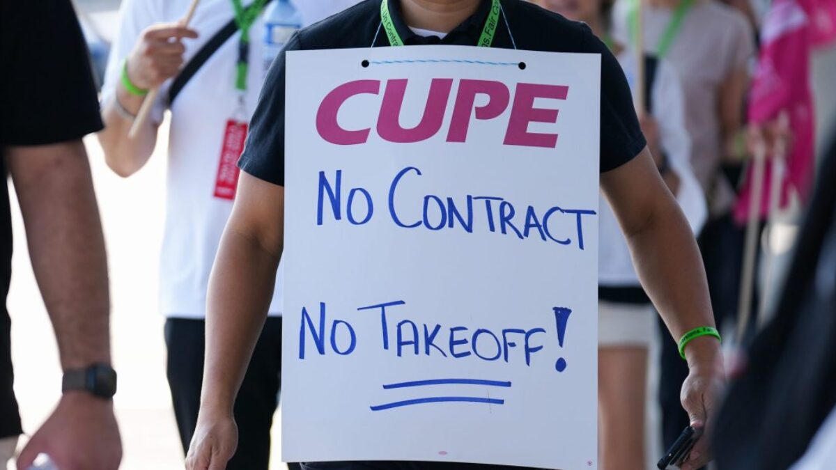 Palubní sprievodcovia Air Canada sa vzpierajú nariadeniu návratu do práce, čo núti leteckú spoločnosť odložiť plány na obnovenie letov.