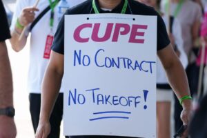 Palubní sprievodcovia Air Canada sa vzpierajú nariadeniu návratu do práce, čo nú...