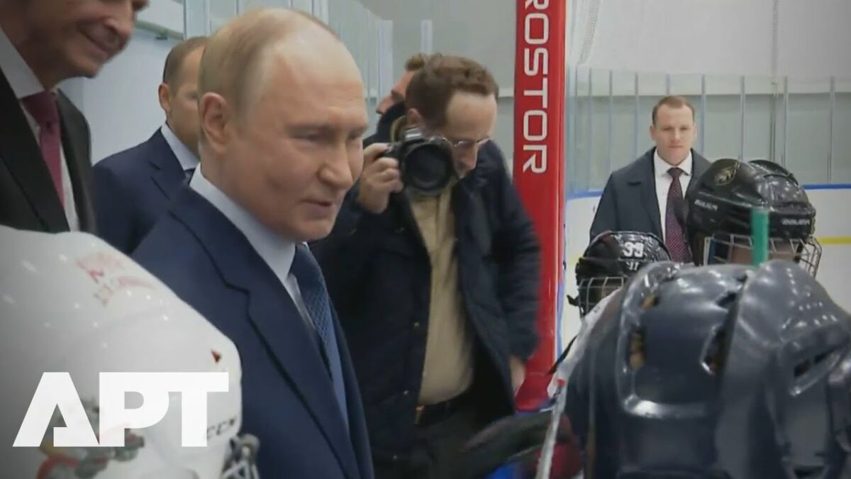 Putin oceňuje mladé ruské hokejové nádeje na Ďalekom východe. Putin oceňuje mladé ruské hokejové nádeje na Ďalekom východe.