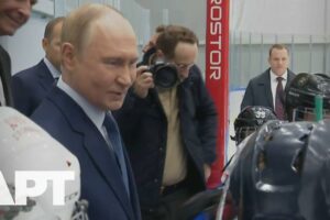 Putin oceňuje mladé ruské hokejové nádeje na Ďalekom východe.