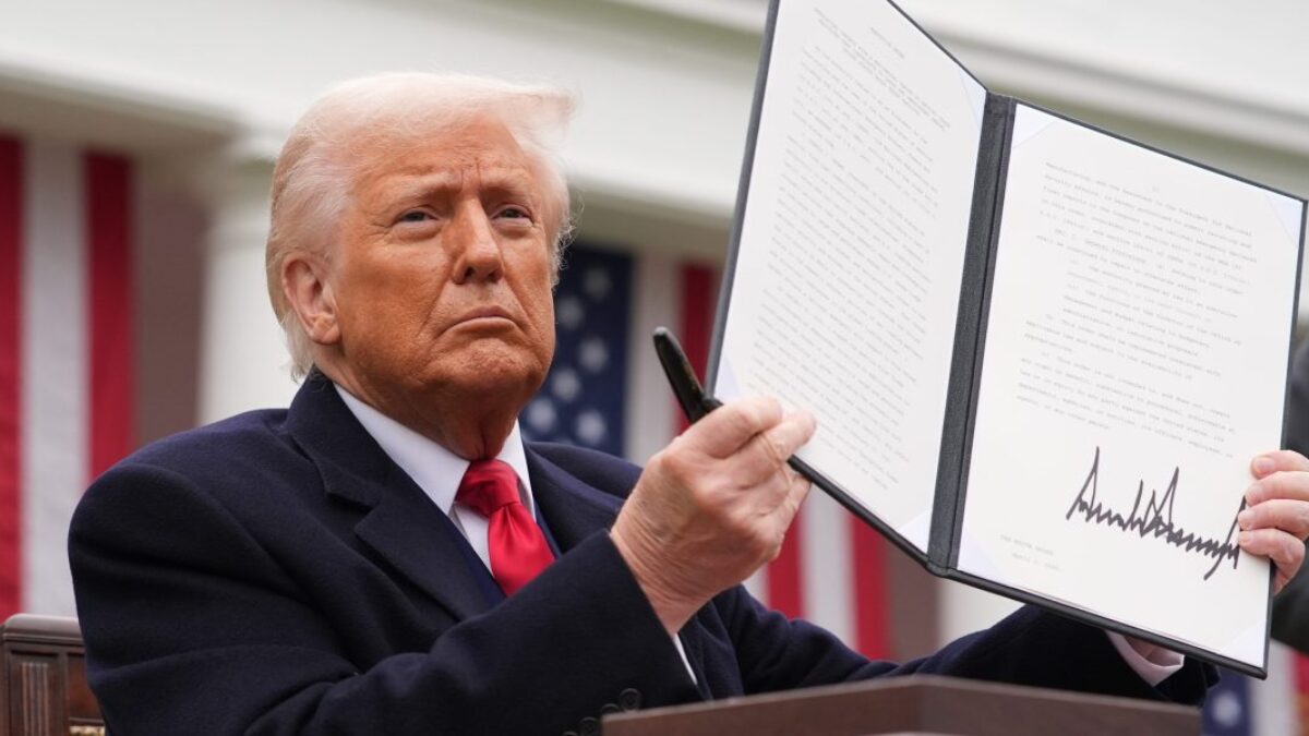Trumpove recipročné clá by mohli byť zrušené už tento mesiac – a administratíva varuje pred ekonomickou apokalypsou.