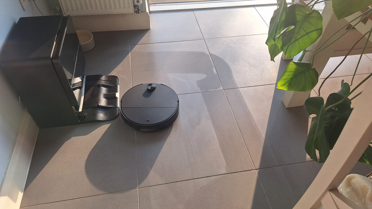 Dokáže robotický vysávač aj efektívne umývať podlahy? Testoval som hybridné modely a toto som zistil.