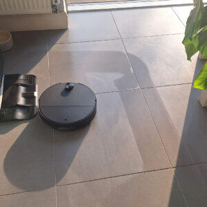 Dokáže robotický vysávač aj efektívne umývať podlahy? Testoval som hybridné mode...