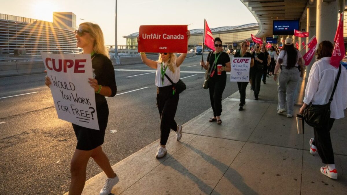 Vláda prinútila Air Canada a letušky späť do práce a do arbitráže po tom, čo štrajk uviazol viac ako 100 000 cestujúcich.