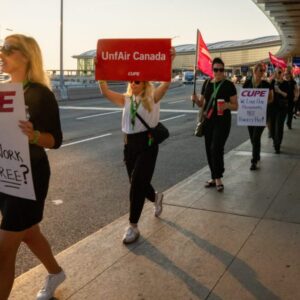 Vláda prinútila Air Canada a letušky späť do práce a do arbitráže po tom, čo štr...
