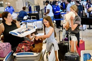 Ceny leteniek opäť prudko rastú po mesiacoch poklesu, keďže dopravcovia obmedzuj...