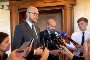 Minister Šaško nemá ani odvahu, aby sa prišiel obhájiť | Tlačový brífing PS, 14....