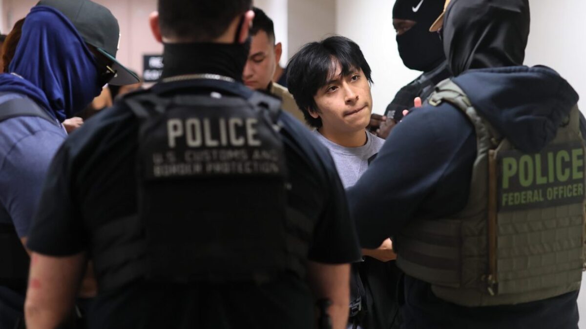 Trump deportuje toľko imigrantov, že to môže spôsobiť nárast inflácie na 4 % už budúci rok, tvrdí popredný ekonóm.