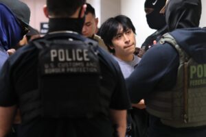 GettyImages-2228810489-e1755287977282.jpg Trump deportuje toľko imigrantov, že to môže spôsobiť nárast inflácie na 4 % už ...