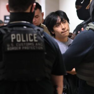 Trump deportuje toľko imigrantov, že to môže spôsobiť nárast inflácie na 4 % už ...