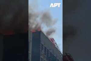 Výbuch plynu spôsobil rozsiahly požiar v bytovom dome v New Yorku, hlásené sú zr...