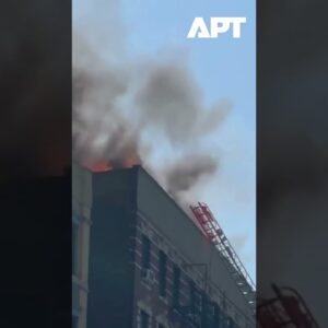 Výbuch plynu spôsobil rozsiahly požiar v bytovom dome v New Yorku, hlásené sú zr...