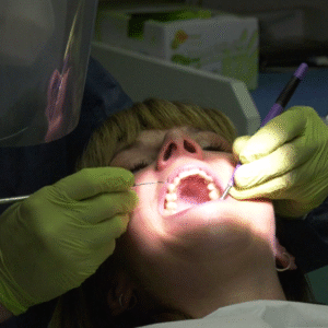 Zubári v Žilinskom kraji ošetria zadarmo ľudí s nedostatkom financií.