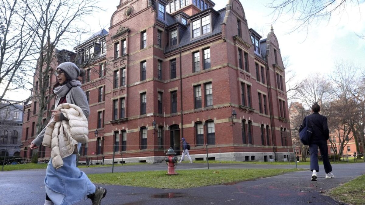 AP25202561171838-e1755200647342.jpg Harvard a Trump blízko k dohode o platbe 500 miliónov dolárov na urovnanie zmrazenia federálneho financovania, tvrdí zdroj.