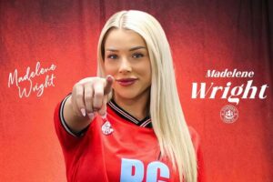 Vyhodili ju, zarobila na erotike, je späť v hre. Od excentrickej futbalistky si ...