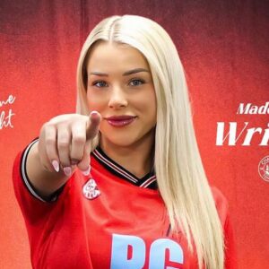 Vyhodili ju, zarobila na erotike, je späť v hre. Od excentrickej futbalistky si ...