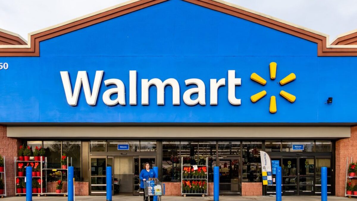 Walmart, ktorý kedysi dostal príkaz „zjesť clá“, poskytuje zamestnancom celoročnú 10% zľavu, aby im pomohol najesť sa.