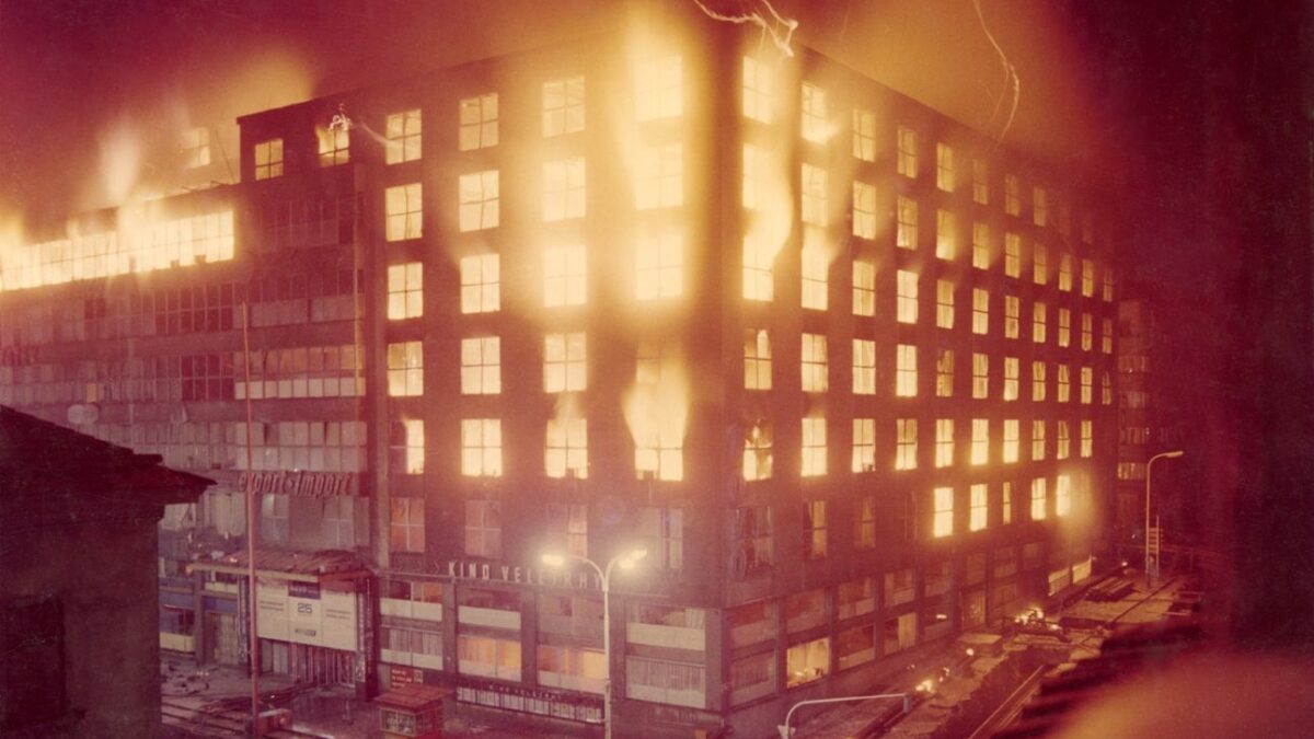 Trhovisko v plameňoch