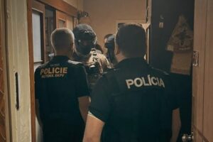 Mladík obvinený v prípade bombových vyhrážok ušiel do Bieloruska.