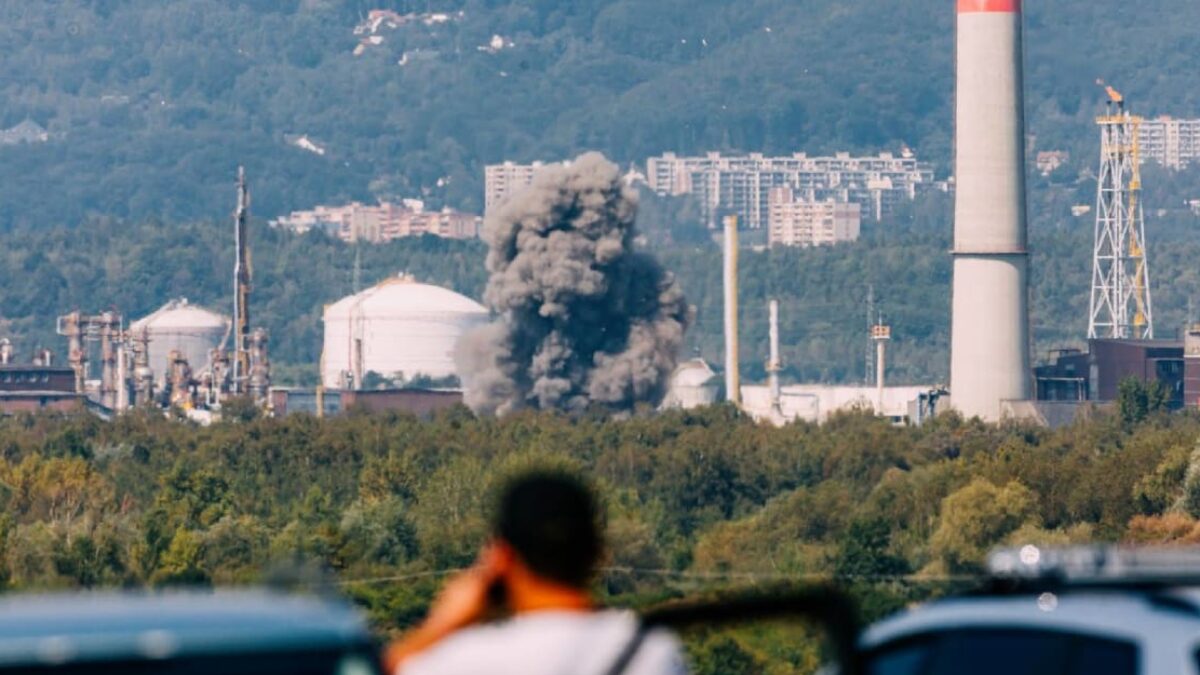 Zložité odpálenie leteckej bomby v Litvínove. Bágrista sa druhýkrát narodil.