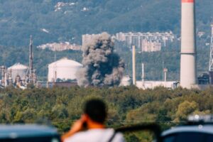 Zložité odpálenie leteckej bomby v Litvínove. Bágrista sa druhýkrát narodil.