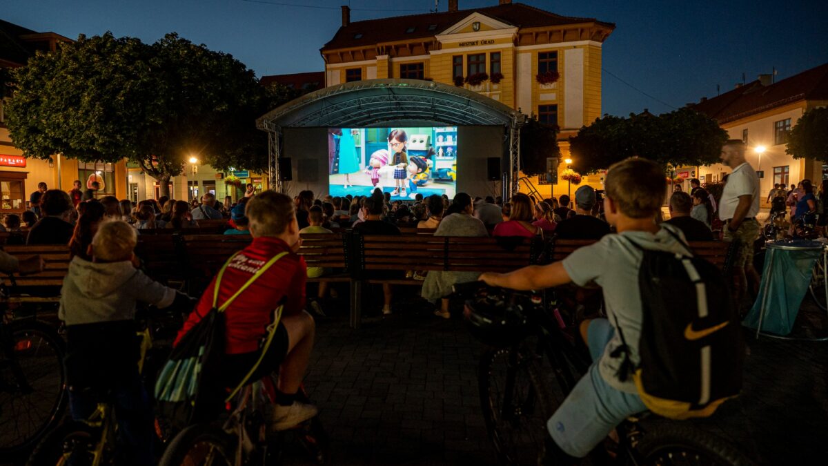 Mesto Nové Mesto nad Váhom: Včerajšie letné kino? Plno do posledného miesta!  Ďakujeme všetkým, čo prišli – atmosféra bola skvelá.