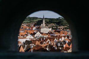 Schiele poburoval susedov kresbami mladých nahotiniek, až ho vyhnali z Krumlova