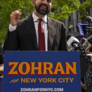 Cuomo obvinil Mamdaniho, že je „veľmi bohatý“ a žiada, aby sa „...