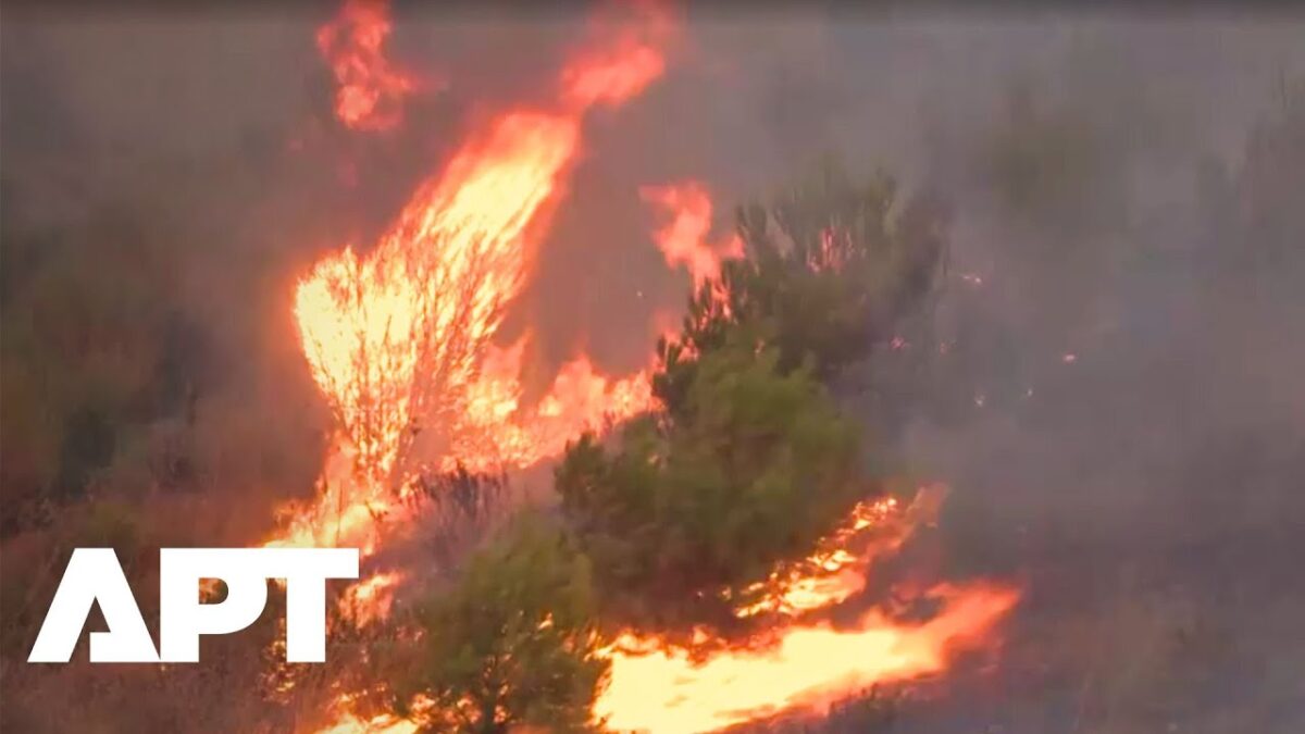 Rozsiahly požiar v severozápadnom Turecku ničí domy a vozidlá, rozsiahla evakuácia v Canakkale.