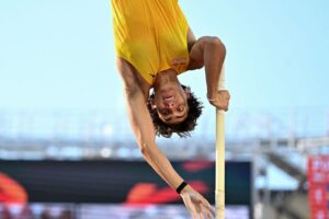 Duplantis tretíkrát v tomto roku prekonal svetový rekord