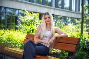 Hlavné je nebáť sa, hovorí mladá vedkyňa. Mieri medzi nobelistov na prestížnu un...