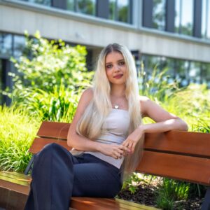 Hlavné je nebáť sa, hovorí mladá vedkyňa. Mieri medzi nobelistov na prestížnu un...