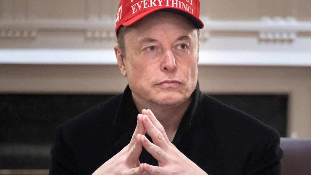 Apple má nový problém s AI – tentoraz od Elona Muska.