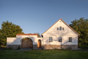 Túžili po tichu a prírode. Starý vidiecky dom premenili na útulný a krásny domov...