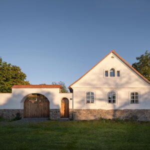 Túžili po tichu a prírode. Starý vidiecky dom premenili na útulný a krásny domov...