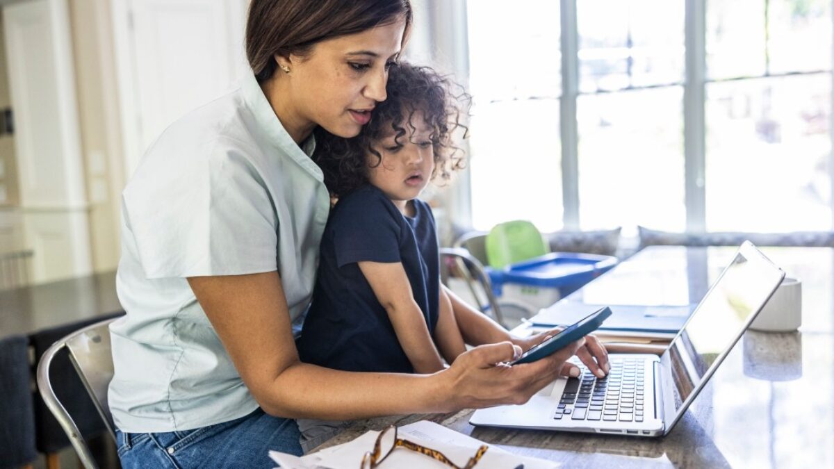 Nová americká kríza na pracovisku: Povinné návraty do kancelárií vedú k exodu pracujúcich matiek.