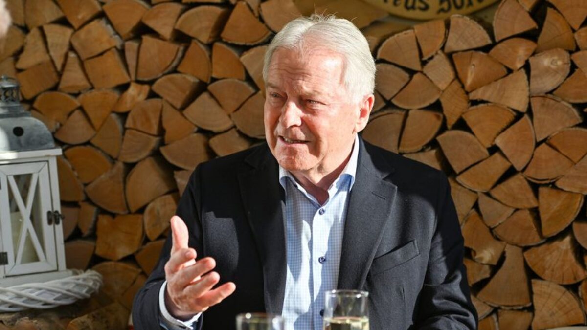 Šéf rakúskeho futbalu zomrel počas túry v horách.