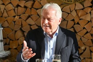 Šéf rakúskeho futbalu zomrel počas túry v horách.