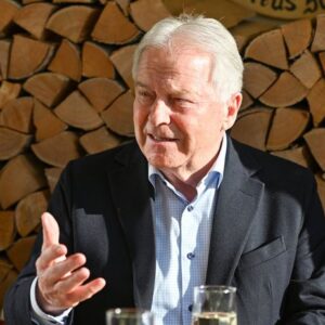 Šéf rakúskeho futbalu zomrel počas túry v horách.