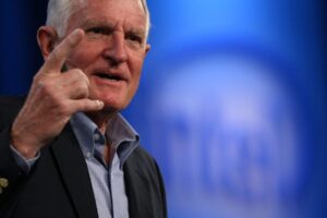 Bývalý riaditeľ spoločnosti Intel Craig Barrett predstavuje plán záchrany Intelu...