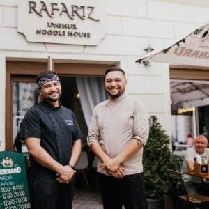 Ujgurskí bratia dobyli Tábor. Pomohli im v tom rezance od mamičky a jedlá z dets...