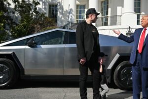 Snaha vzdušných síl o Tesly Cybertrucks na cieľovú prax symbolizuje „vyvíjajúci ...