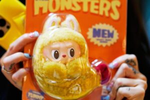 Maskovaní zlodeji ukradli všetky bábiky Labubu z obchodu v oblasti Los Angeles. ...