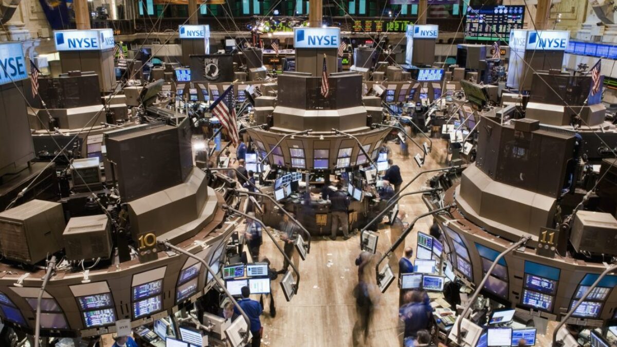 Wall Street je rozdelená v názoroch, či je imigrácia príčinou spomalenia náboru v USA.