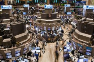 GettyImages-521728324-e1754750300792.jpg Wall Street je rozdelená v názoroch, či je imigrácia príčinou spomalenia náboru ...