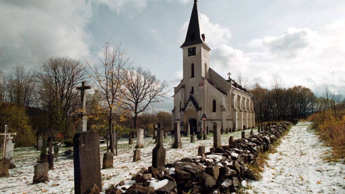 Kostolné hodiny navždy ukazujú za päť minút dvanásť. Osud zaniknutej obce mrazí dodnes.