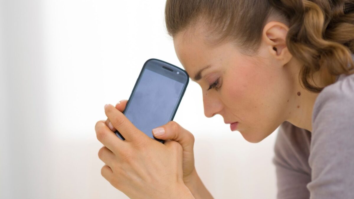 Aplikácia na prieskum mužov sa zmenila na nočnú moru. Miesto randenia a klebiet prišiel zmar.