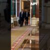 Kremeľ ukazuje silu: Putin s jadrovým kufríkom na stretnutí v SAE.